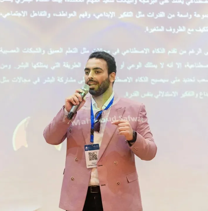 محمود صفوت أثناء إلقاء محاضرة
