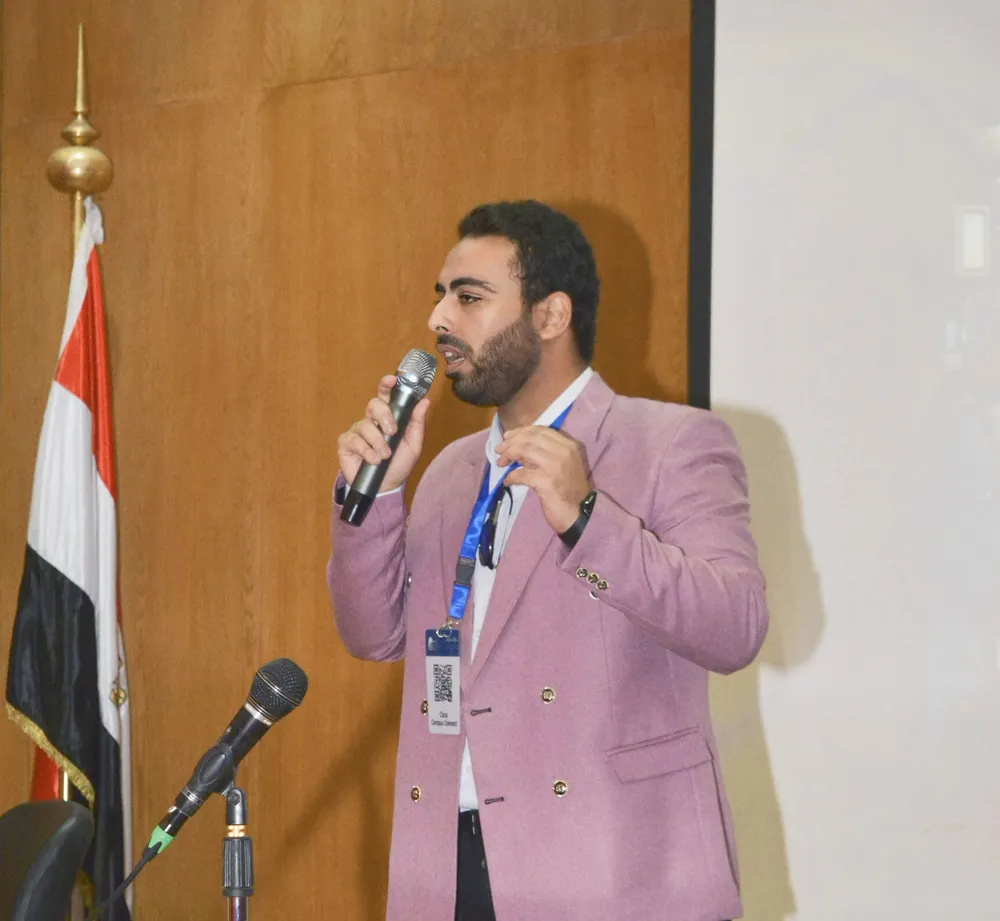 محمود صفوت أثناء إلقاء محاضرة في فعالية جامعية